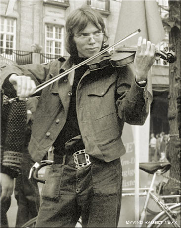 Øyvind Rauset playing in the street